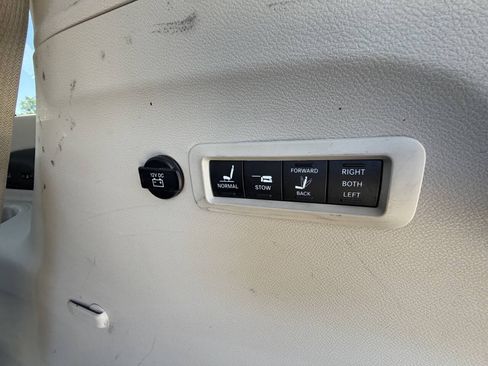 Used 2018 Chrysler Pacifica Limited FWD image 28