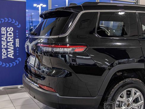 Used 2023 Jeep Grand Cherokee L Limited AWD/4WD image 12