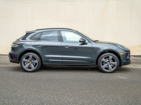 Certified 2025 Porsche Macan AWD/4WD image 8