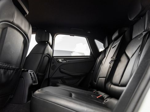 Certified 2023 Porsche Macan AWD/4WD image 34