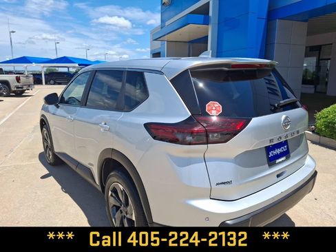 Used 2025 Nissan Rogue SV FWD image 9