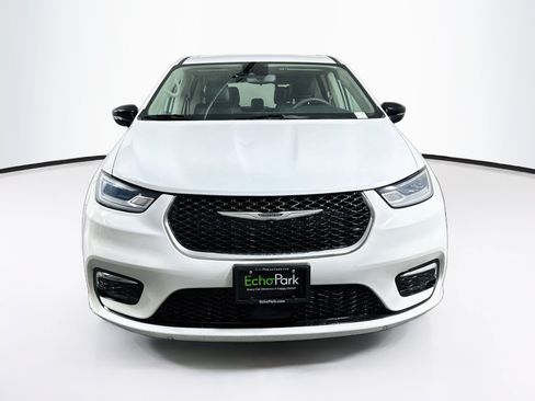 Used 2024 Chrysler Pacifica Touring-L FWD image 2