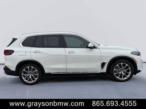 Used 2025 BMW X5 xDrive50e image 2