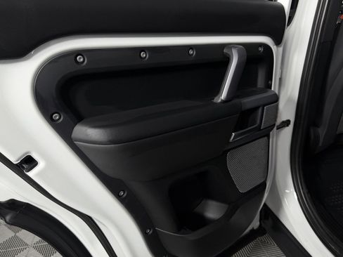 Used 2024 Land Rover Defender 130 X-Dynamic SE image 28