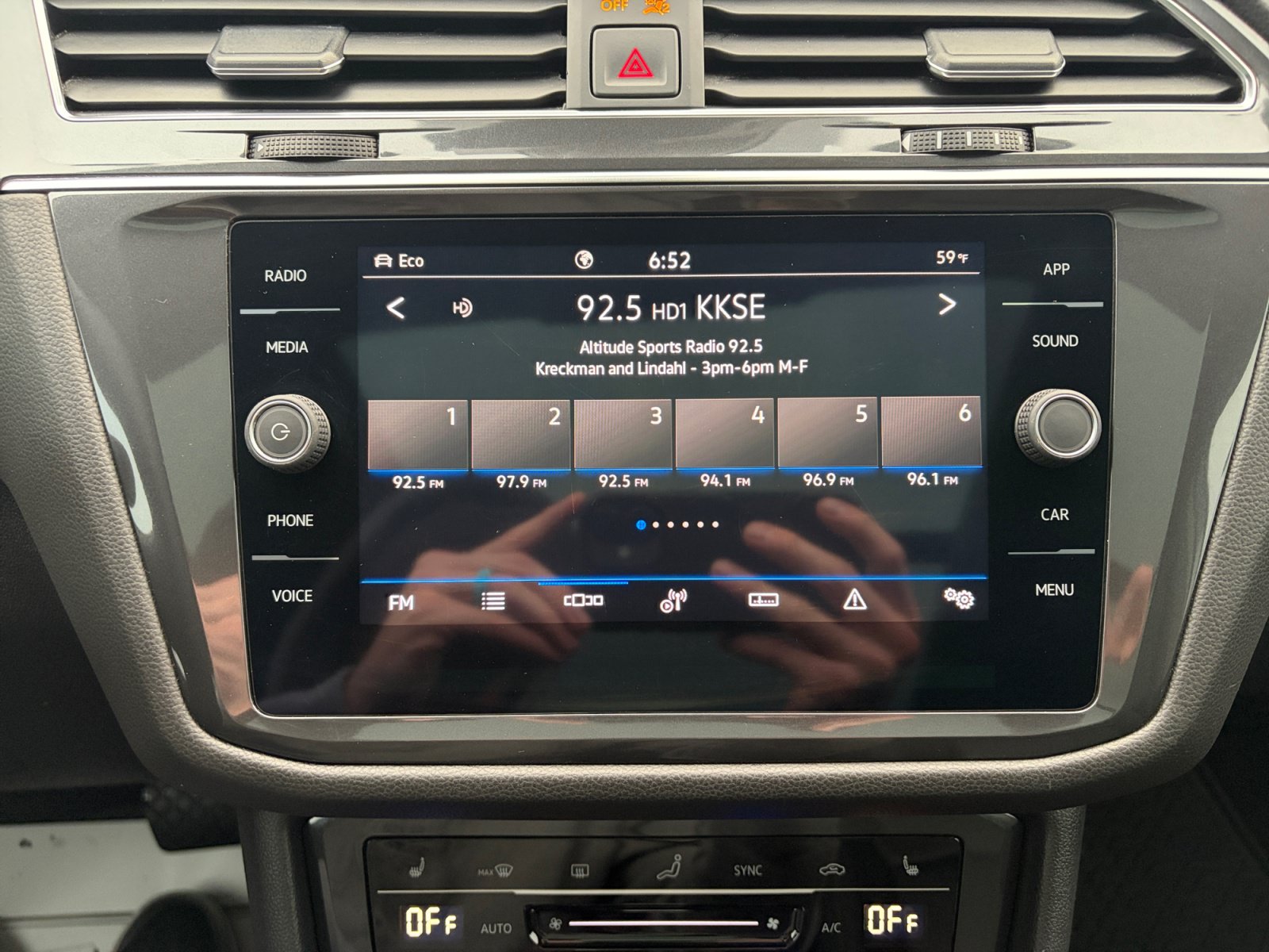 Used 2022 Volkswagen Tiguan SE AWD/4WD image 12