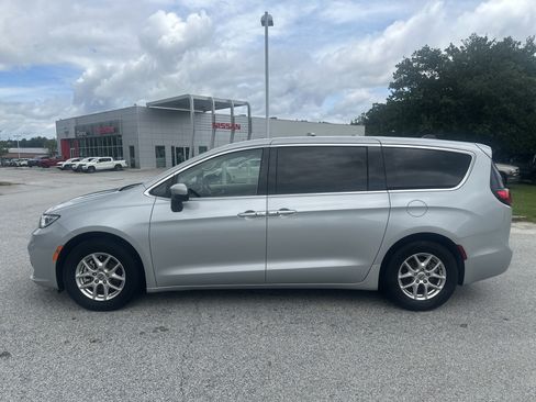 Used 2023 Chrysler Pacifica Touring-L FWD image 8