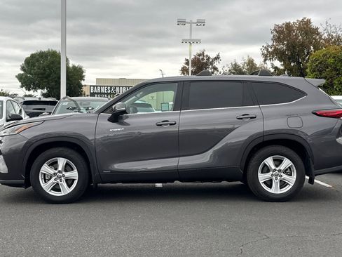 Used 2021 Toyota Highlander LE AWD/4WD image 8