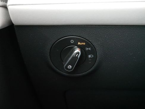 Used 2025 Volkswagen Taos SE image 27