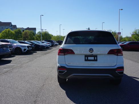 Used 2024 Volkswagen Taos SE image 4