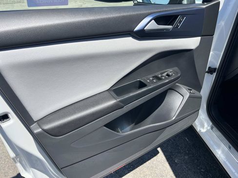 Certified 2023 Volkswagen Taos SE w/ Panoramic Sunroof Package FWD image 6