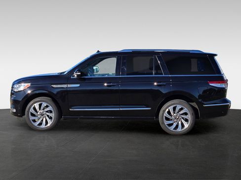 Used 2024 Lincoln Navigator Reserve image 8