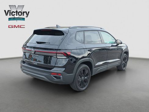 Used 2025 Volkswagen Taos SE w/ Taos MDO Package FWD image 17