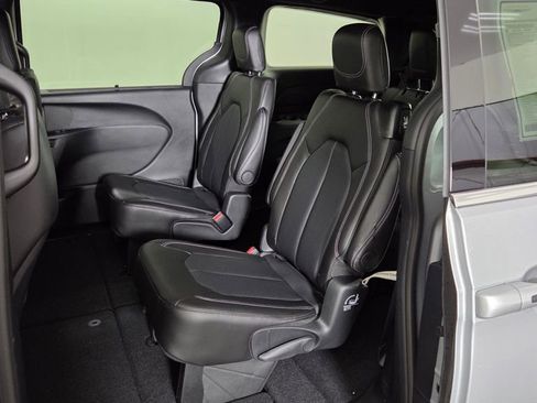 New 2026 Chrysler Pacifica Select FWD image 31