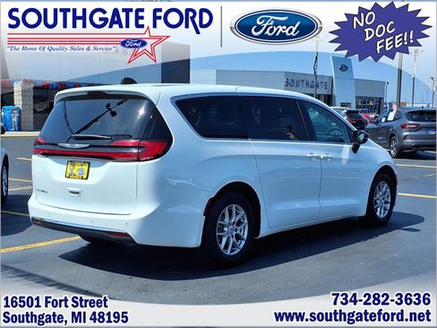 Used 2024 Chrysler Pacifica Touring-L FWD image 2