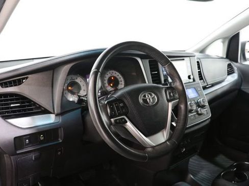 Used 2017 Toyota Sienna SE Premium FWD image 15