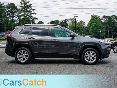 Used 2017 Jeep Cherokee Latitude w/ Cold Weather Group AWD/4WD image 9