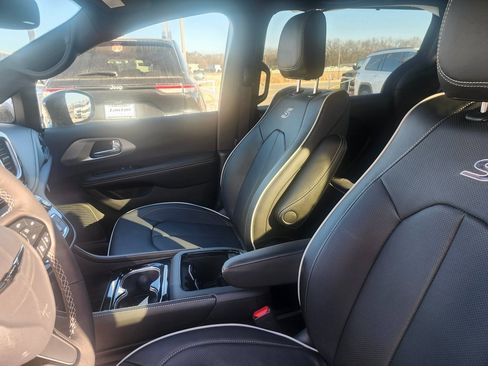New 2026 Chrysler Pacifica Limited image 17