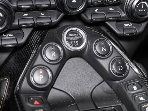 Used 2019 Aston Martin V8 Vantage Coupe image 30