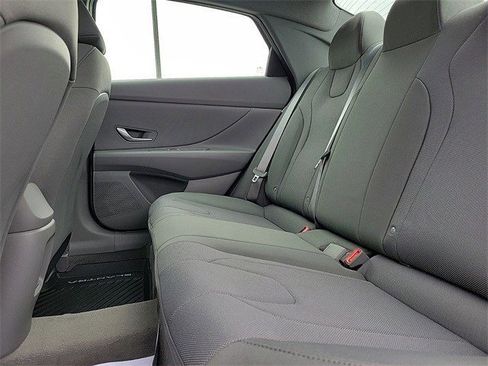 Used 2025 Hyundai Elantra SE image 39