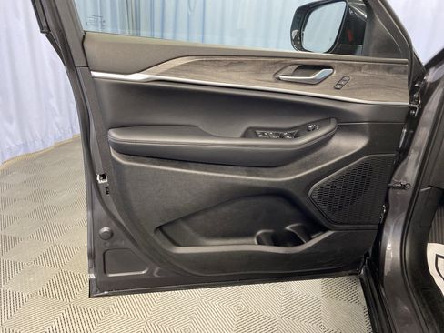 Used 2024 Jeep Grand Cherokee L Limited w/ Luxury Tech Group II image 11