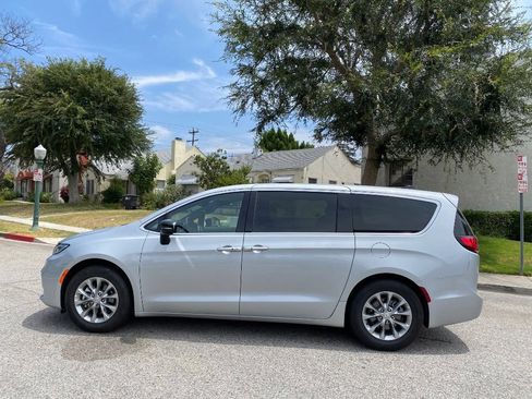 Used 2026 Chrysler Pacifica Limited FWD image 7