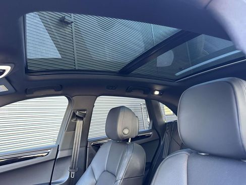 Certified 2025 Porsche Macan AWD/4WD image 6