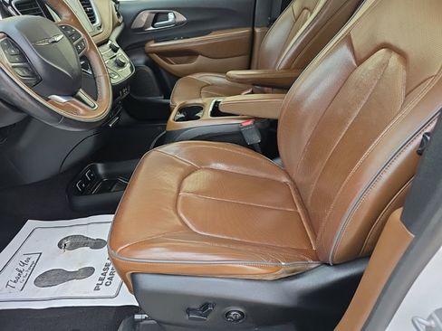 Used 2017 Chrysler Pacifica Limited FWD image 2