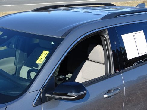 Used 2025 Chevrolet Traverse LT image 33