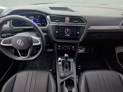 Used 2023 Volkswagen Tiguan SE image 9