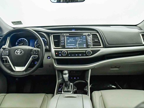 Used 2017 Toyota Highlander XLE w/ Preferred Accessory Package AWD/4WD image 16