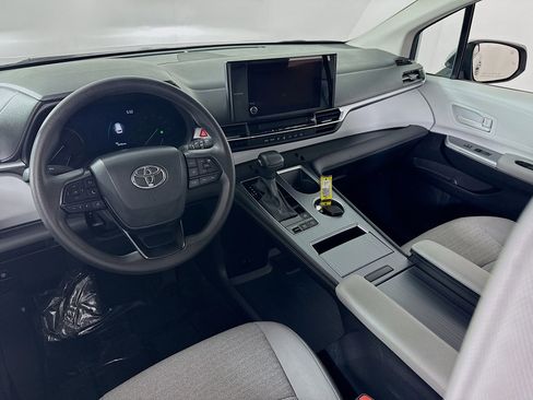 Certified 2025 Toyota Sienna LE image 18