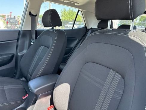 Used 2025 Hyundai Venue SEL FWD image 9
