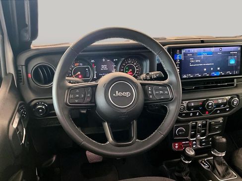Used 2025 Jeep Wrangler Unlimited Rubicon AWD/4WD image 16