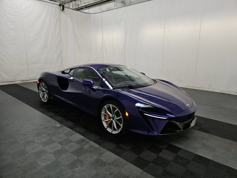 Used 2024 McLaren Artura RWD image 3