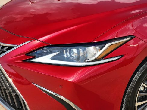 Certified 2025 Lexus ES 350 w/ Premium Package FWD image 9