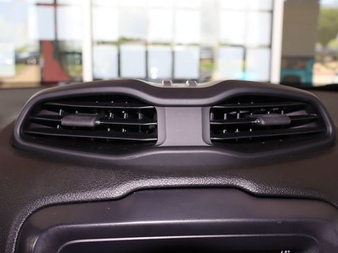 Used 2019 Jeep Renegade Latitude FWD image 31