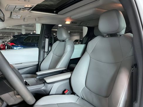 Used 2025 Toyota Sienna XLE w/ XLE Plus Package AWD/4WD image 17
