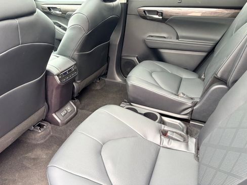 New 2026 Toyota Highlander Platinum image 18