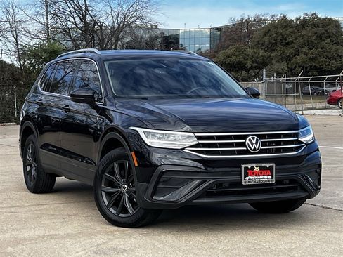 Used 2024 Volkswagen Tiguan SE image 2