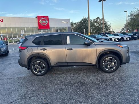 Used 2025 Nissan Rogue SV image 4