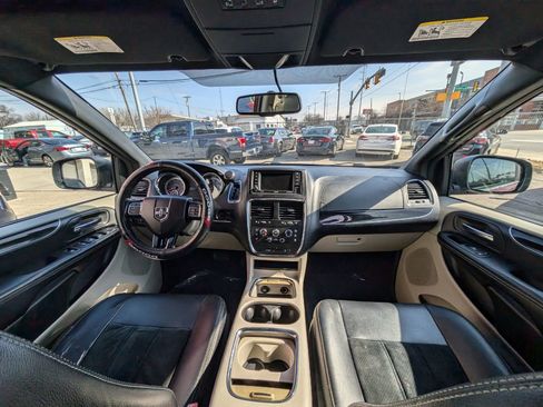 Used 2017 Dodge Grand Caravan SXT image 14