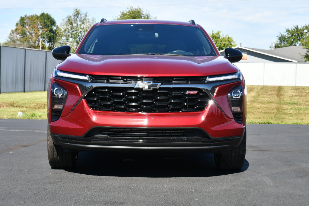 Used 2025 Chevrolet Trax RS w/ Sunroof Package FWD image 2