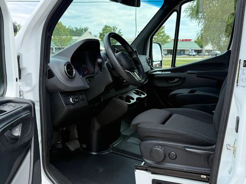 Used 2021 Mercedes-Benz Sprinter 2500 image 12