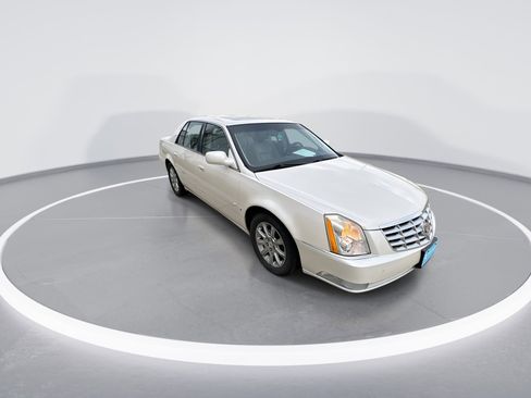 Used 2008 Cadillac DTS w/ Sun And Sound Package image 2