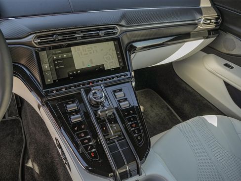 New 2025 Aston Martin V8 Vantage Coupe image 9