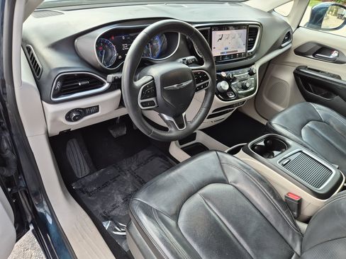 Used 2022 Chrysler Pacifica Touring-L FWD image 19