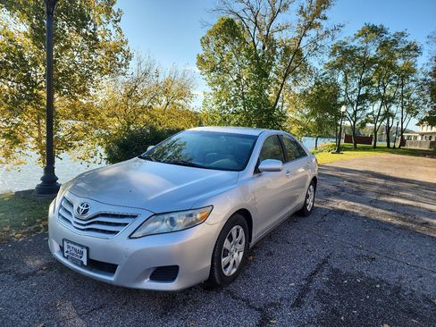 Used 2010 Toyota Camry SE image 1
