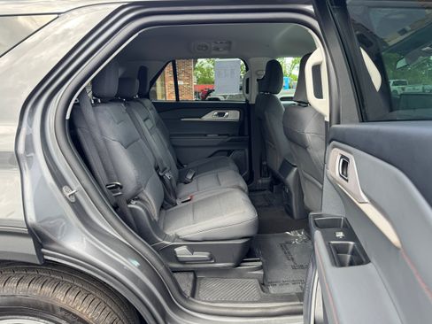 Used 2025 Ford Explorer Active AWD/4WD image 15