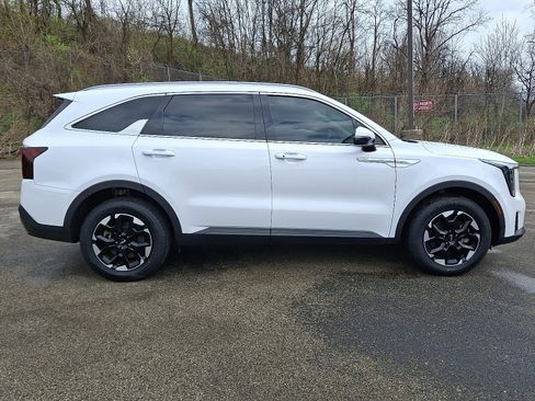 Used 2024 Kia Sorento S w/ Panoramic Sunroof Package image 7