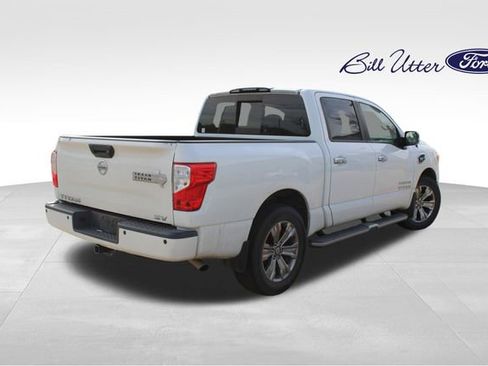 Used 2017 Nissan Titan SV image 5